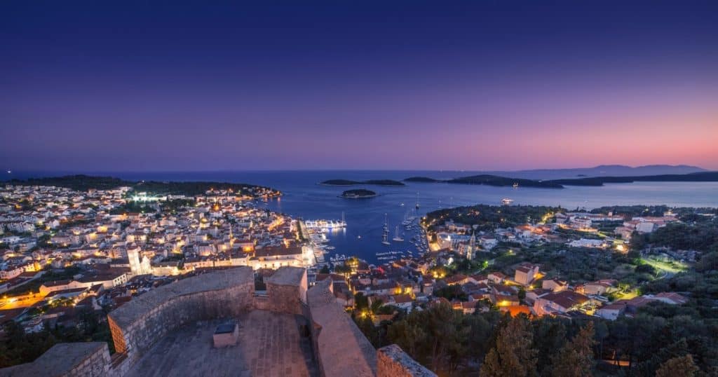 Vodič za romantično putovanje u Hvar