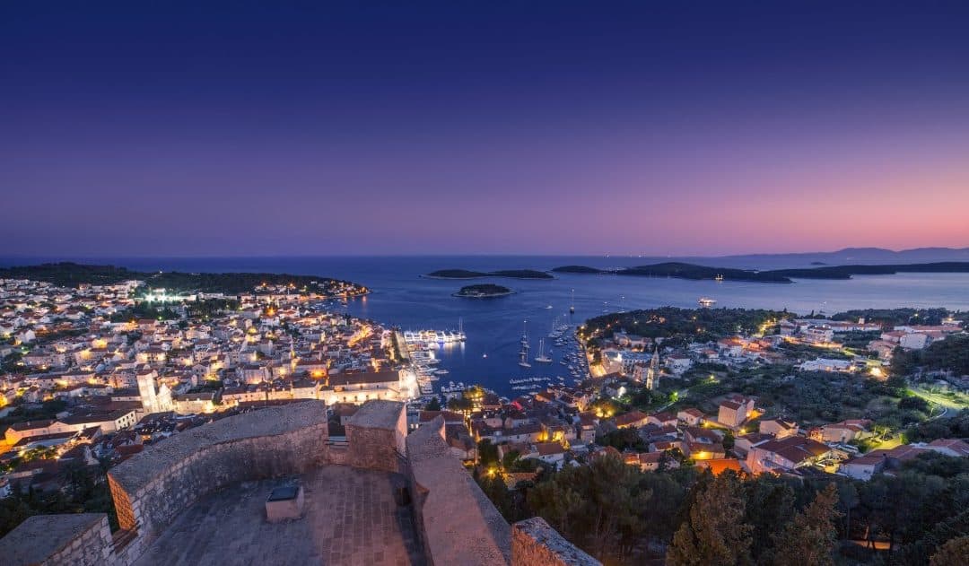 Vodič za romantično putovanje u Hvar